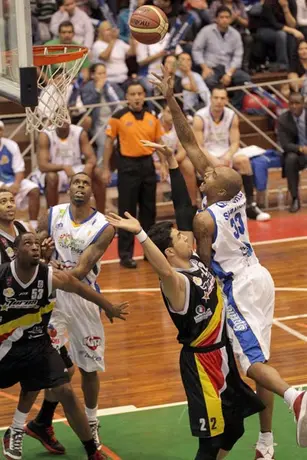 Fuerza Regia cae ante Toros, van abajo en la serie
