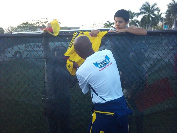 Los jugadores reparten autógrafos. FOTO: RÁUL GUZMÁN
