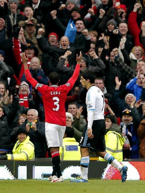 Evra y Suárez tuvieron diferencias a lo largo del encuentro entre Manchester y Liverpool (FOTO: EFE)