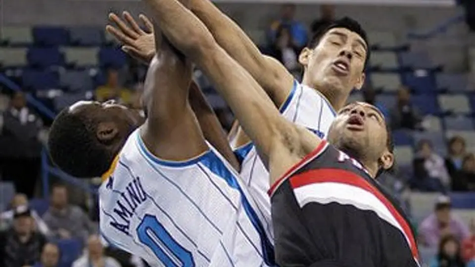 Ayón anota 8 puntos en la derrota de Hornets 77-84 ante Trail Blazers