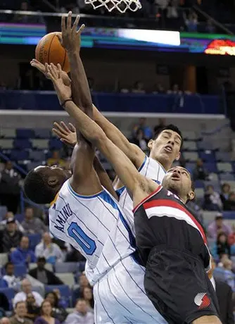 Ayón anota 8 puntos en la derrota de Hornets 77-84 ante Trail Blazers