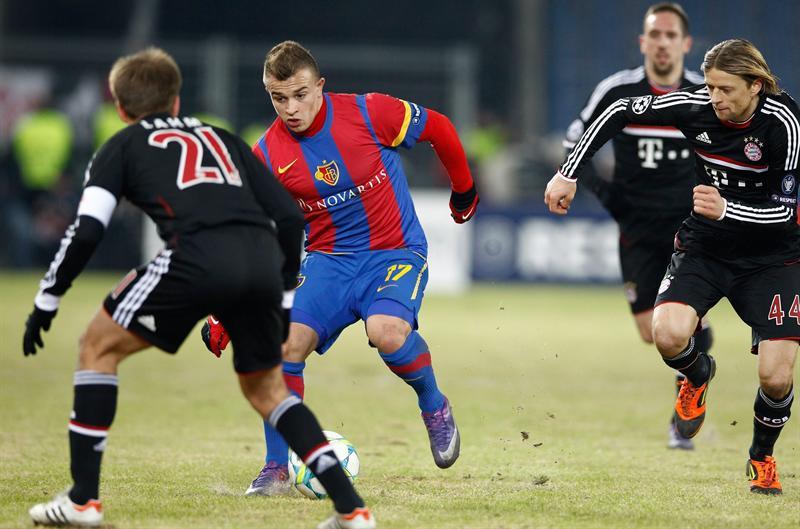 Xherdan Shaqiri del Basel conduce el esférico. FOTO: EFE