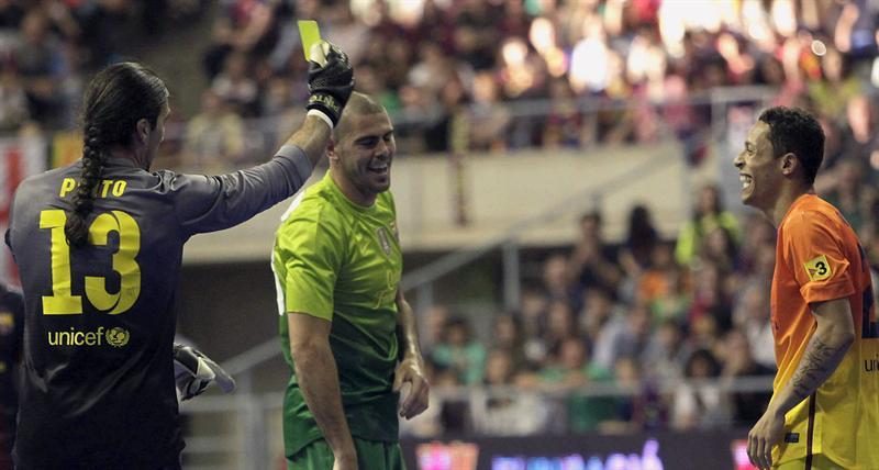 El portero Manuel Pinto divirtiendose con Adriano y Victor Valdés l EFE