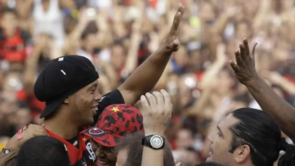 Ronaldinho provoca revuelo en Bolivia