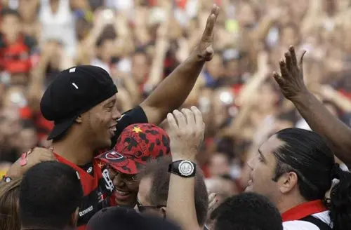 Ronaldinho provoca revuelo en Bolivia