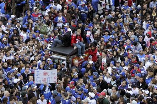 Miles de personas esperaban para vitorear a los Campeones (FOTO: AP)