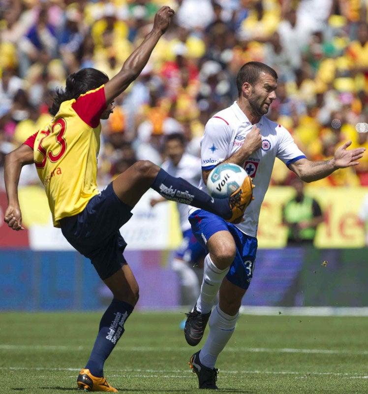 Monarcas aprovecha la localía frente a los cementeros. FOTO: MEXSPORT