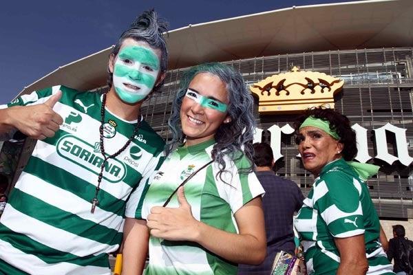 Las aficionadas lucen los colores de los 'guerreros' | MEXSPORT
