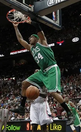 Pierce guía a Celtics en la victoria sobre Hawks