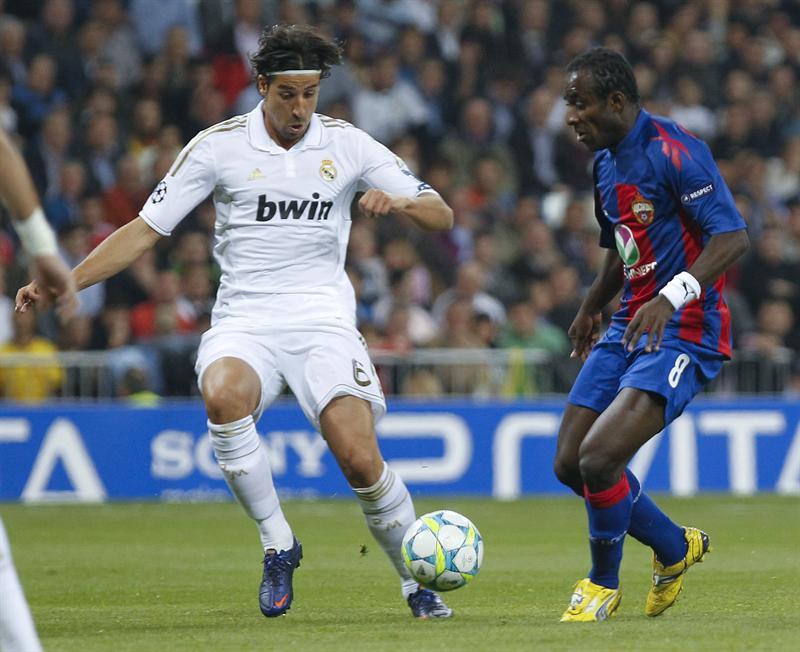 Khedira y Seydou Doumbia buscan el esférico. FOTO: EFE