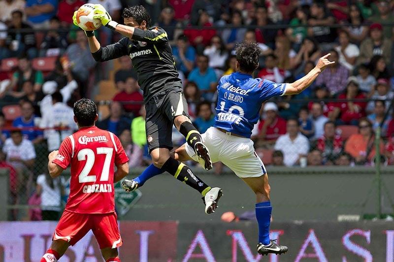 El portero del Toluca tuvo que salir de cambio. FOTO: MEXSPORT