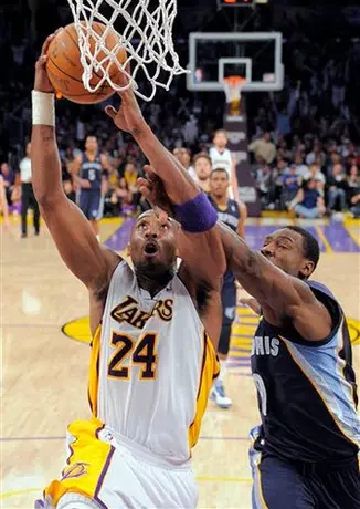 Bryant lleva a Lakers al triunfo 90-82 sobre Memphis