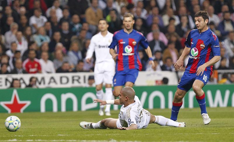 Pepe pelea el esférico con Alan Dzagoev. FOTO: EFE