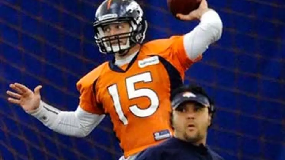 Tebow jugó lesionado frente a Patriotas