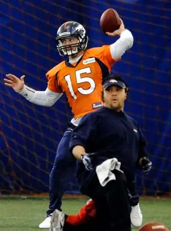 Tebow jugó lesionado frente a Patriotas