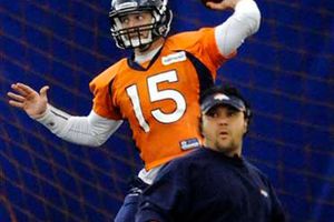 Tebow jugó lesionado frente a Patriotas