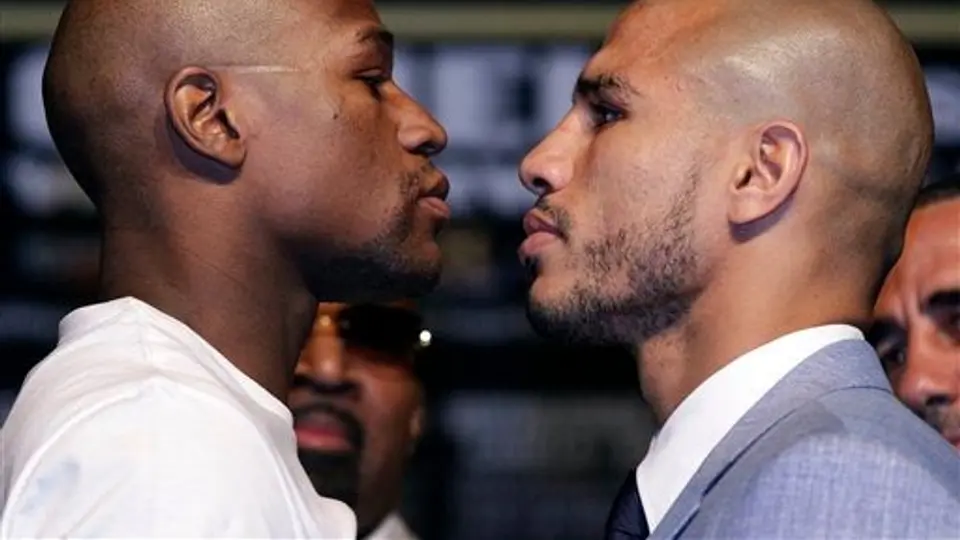 Mayweather trató de intimidar a Cotto durante el pesaje