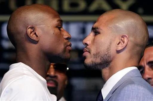 Mayweather trató de intimidar a Cotto durante el pesaje