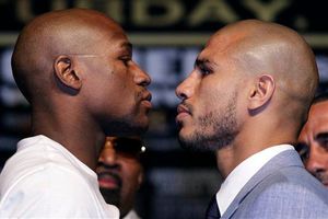 Mayweather trató de intimidar a Cotto durante el pesaje