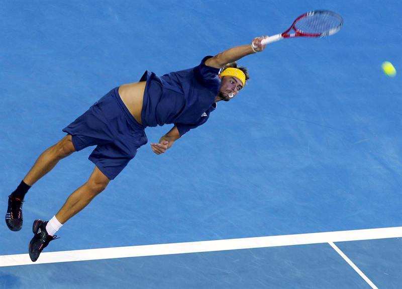 Alexander Kudryavtsev devuelve a Federer. FOTO: EFE