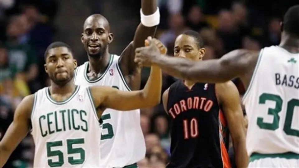 Boston corta racha de cinco derrotas al vencer 96-73 a Toronto