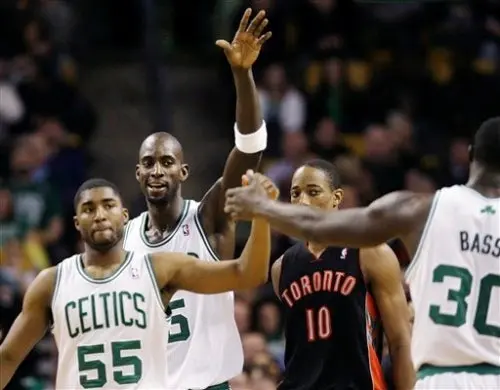Boston corta racha de cinco derrotas al vencer 96-73 a Toronto