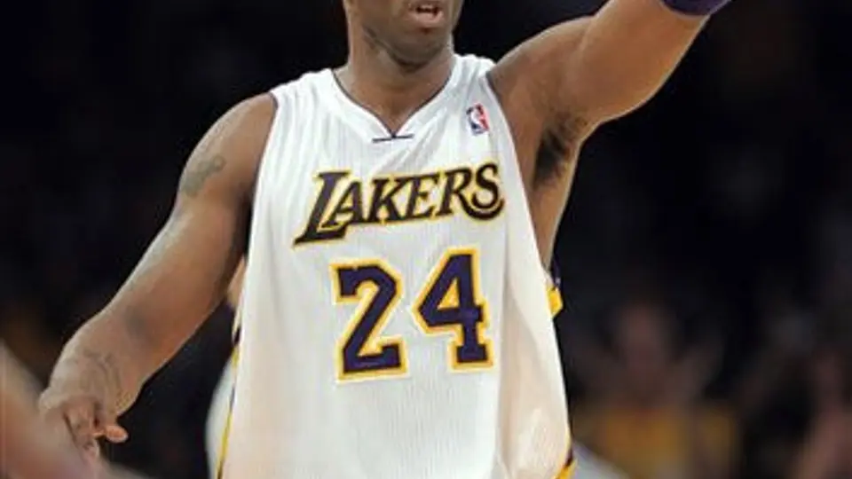 Bynum consigue un triple doble en la victoria de Lakers