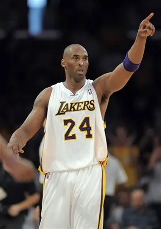 Bynum consigue un triple doble en la victoria de Lakers