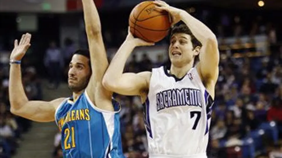 Ayón debuta en derrota de los Hornets ante los Kings