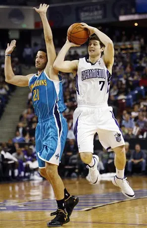 Ayón debuta en derrota de los Hornets ante los Kings