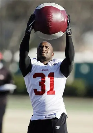 NFL indica que el golpe de casco de Whitner a Thomas fue legal