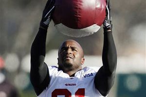 NFL indica que el golpe de casco de Whitner a Thomas fue legal