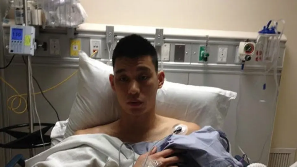 Lin se recupera tras operación en la rodilla