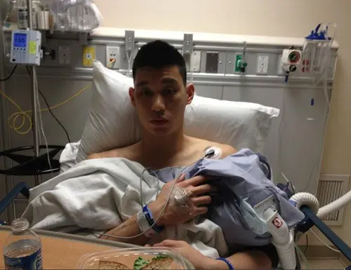 Lin se recupera tras operación en la rodilla