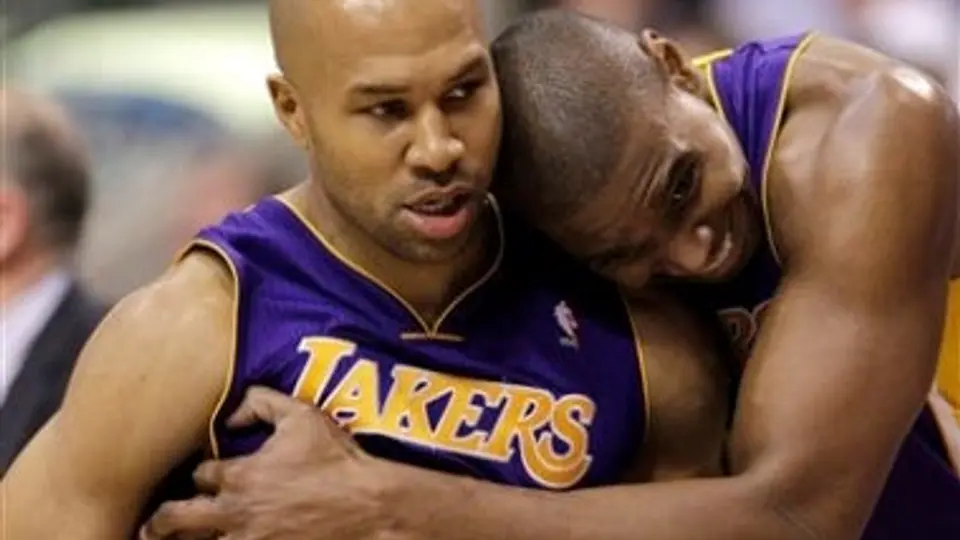 Lakers se impone 96-91 a Mavericks