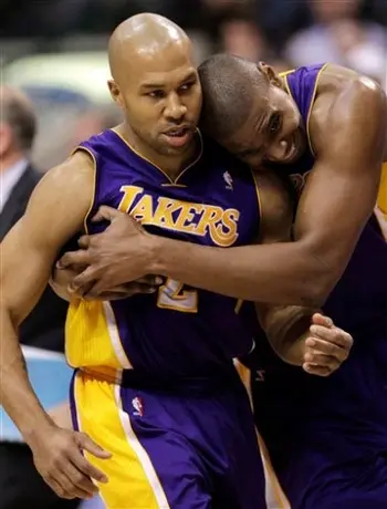 Lakers se impone 96-91 a Mavericks