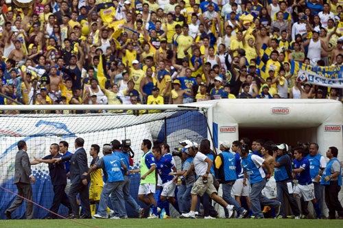 No faltó el conato de bronca en el Clásico Joven | MEXSPORT