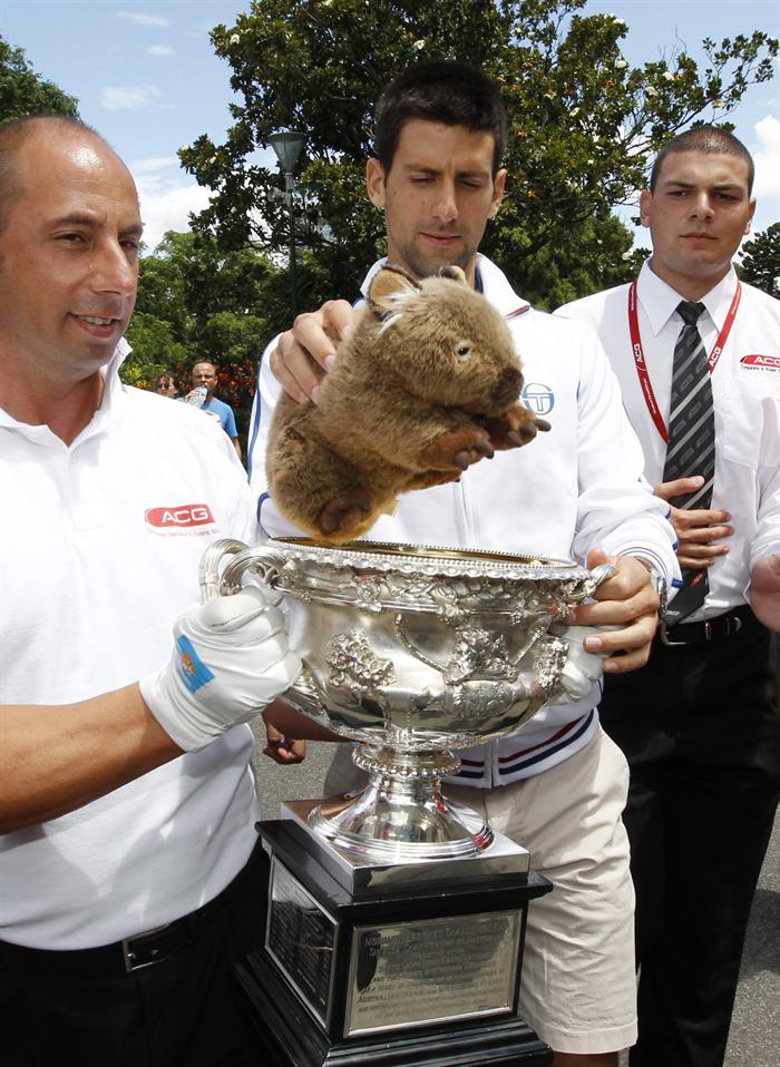 Con su característico humor, el serbio colocó al peluche al interior del trofeo. FOTO: EFE