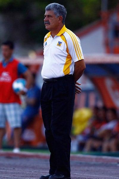 Tuca Ferretti atento a lo que hacían sus muchachos. FOTO: OSCAR RAMÍREZ