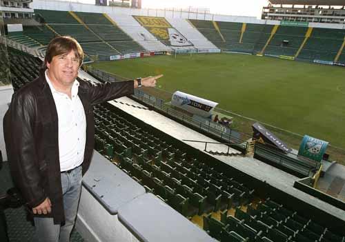En la cancha del León, Miguel Herrera hizo su debut como entrenador en Primera División (FOTO: MIGUEL PONTÓN)