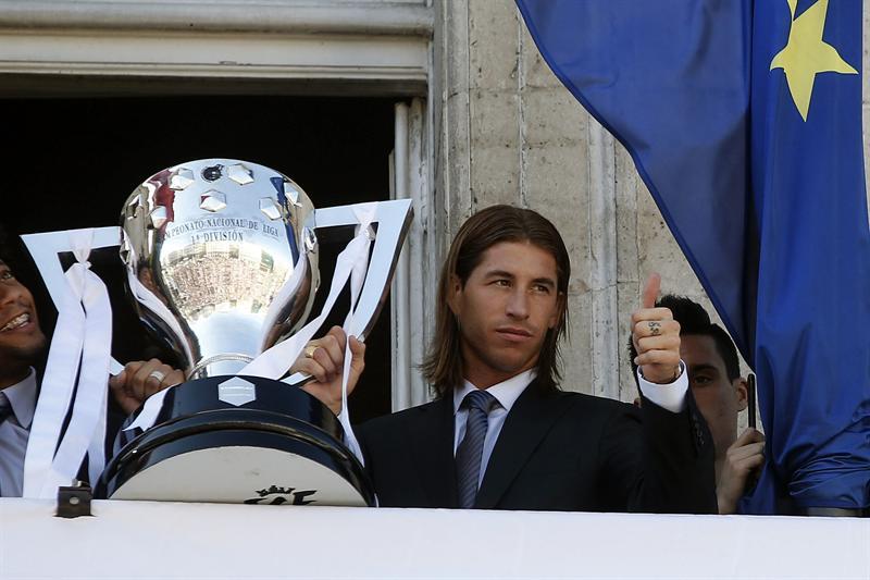 Sergio Ramos  en el balcón con el trofeo | EFE