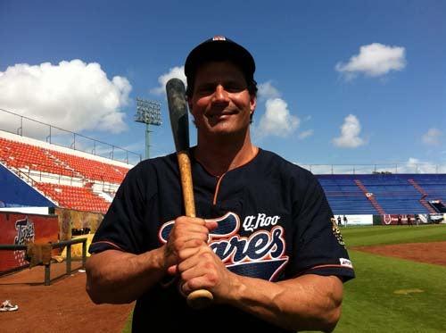 El cubano José Canseco durante las prácticas de Tigres de Quintana Roo (FOTO: JORGE JARAMILLO)