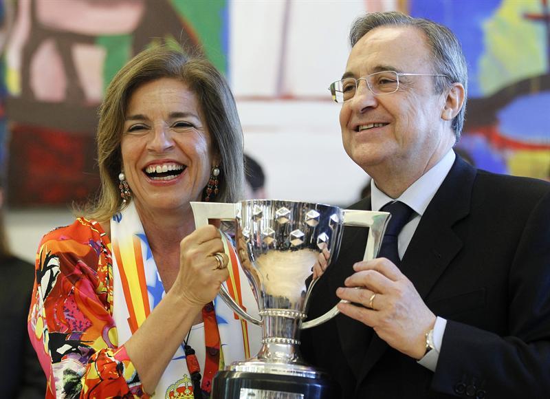 Florentino Pérez entregó a la alcaldesa de Madrid, Ana Botella, un réplica del trofeo de La Liga | EFE