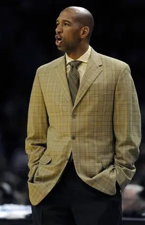 Coach de Hornets asegura que Ayón está en el proceso para brillar
