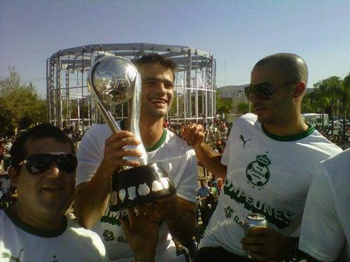 Los jugadores felices con la Copa | Afición de Santos celebran el título | FOTO DE TWITTER @clubsantoslagun