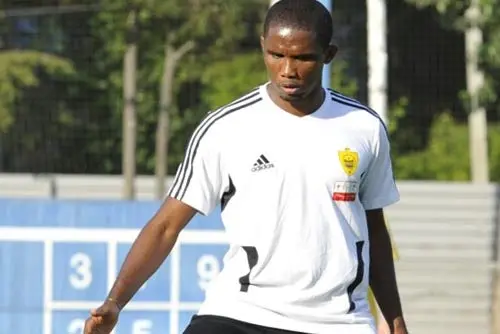 Federación camerunesa reduce sanción a Eto'o