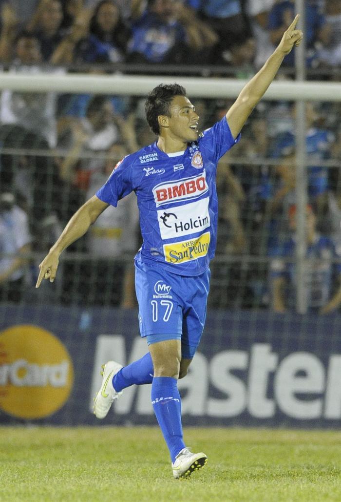 Léster Blanco marcó los dos goles del local. FOTO: EFE