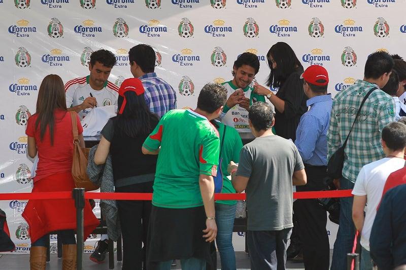 Fotografías y autógrafos son los principales objetivos de los aficionados. FOTO: RICARDO FLORES