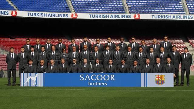 La foto del equipo vestidos de etiqueta fue la primera. FOTO: FC BARCELONA
