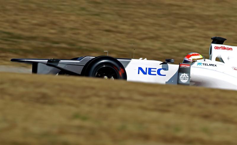 Checo Pérez avanza al tercer puesto en las sesiones de entrenamiento. FOTO: EFE